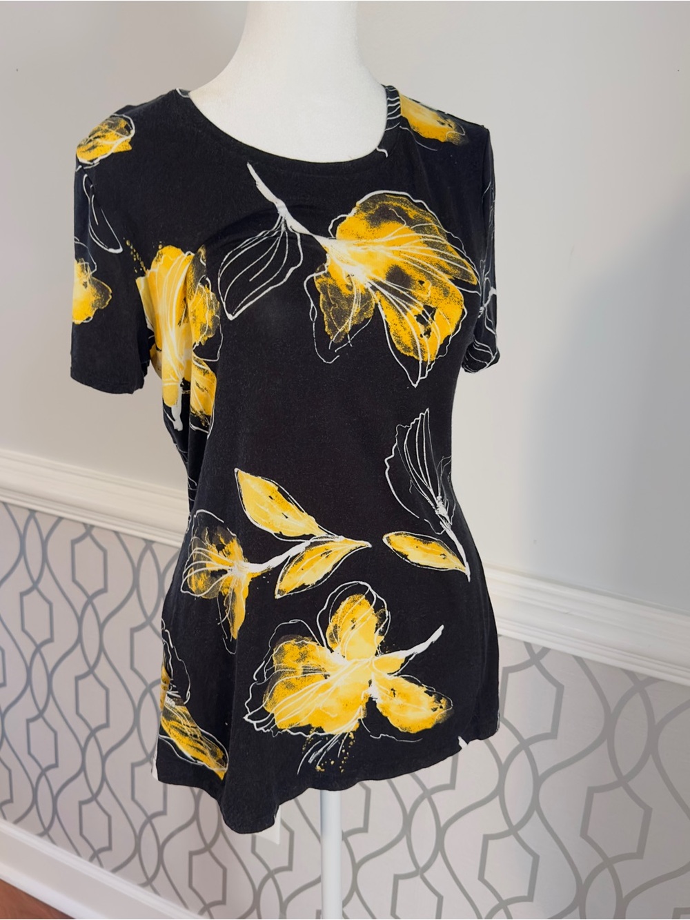 Apt. 9 Womans T-Shirt Pullon Top Black Yellow Tulip SZ M Tagless Stretchy